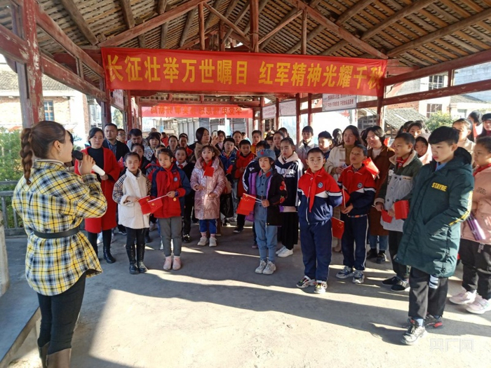 在花园镇红军桥聆听红军长征时途经花园的红色历史。