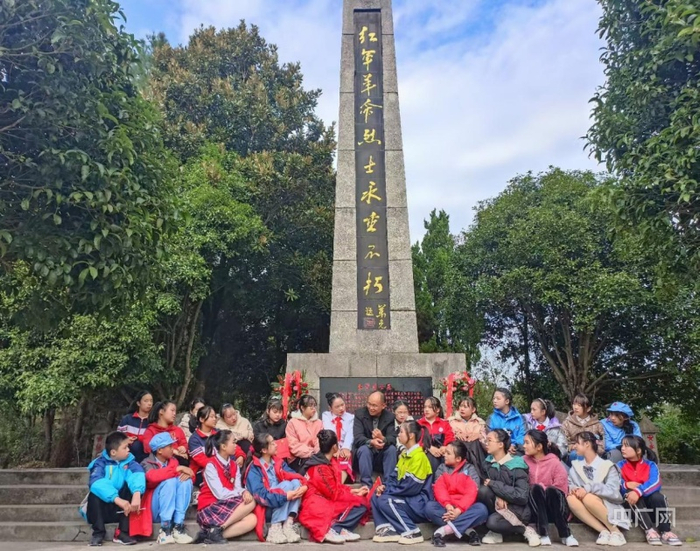 聆听第四代守墓人王军讲述当年红军舍己救人的故事。