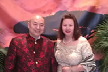 图为查尔斯·李和辛迪·杨