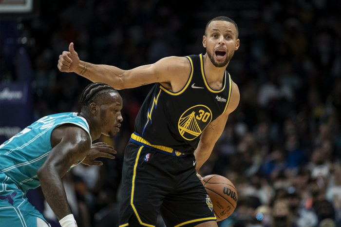 库里率领勇士队以11胜2负领跑联盟。