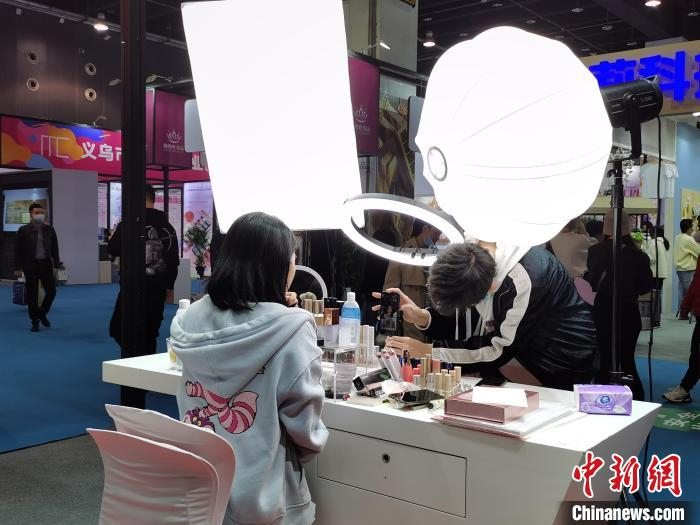 企业直播“带货”现场。　胡亦心 摄 摄