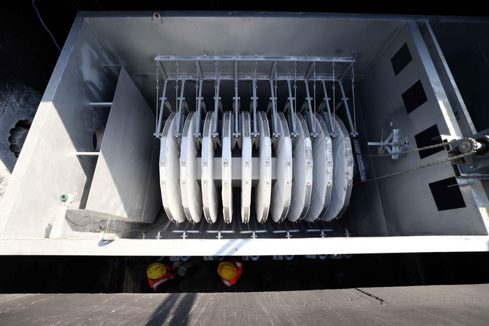 在南淝河初期雨水调蓄池工程建设现场，工人进行滤布滤池设备的安装施工。