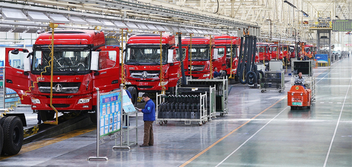 北奔重型汽车总装生产线。（吴杰 摄）