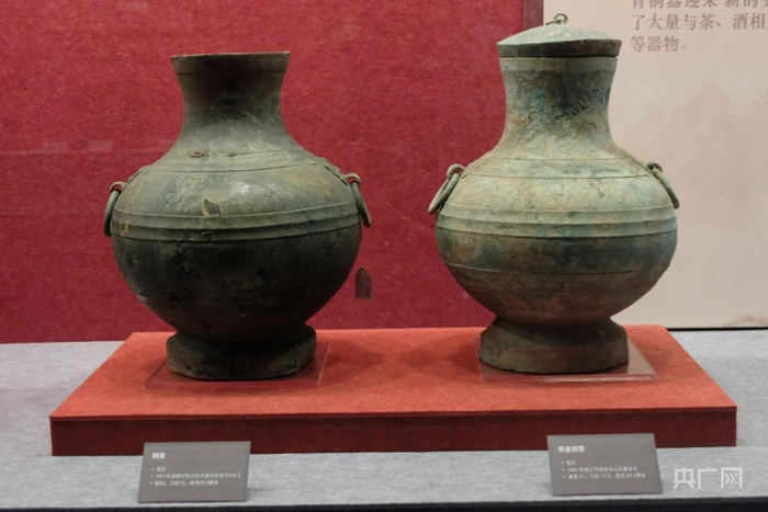 贵州（左）镇江（右）出土的铜壶（央广网发 张翼晶 摄）
