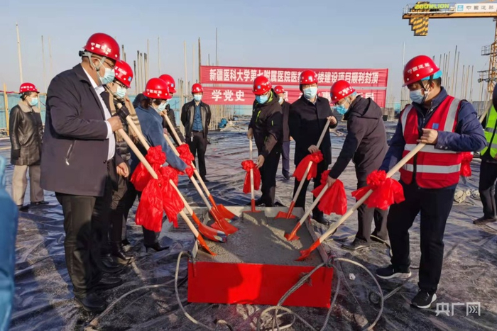 新疆医科大学第七附属医院医教综合楼建设项目顺利封顶。央广网发