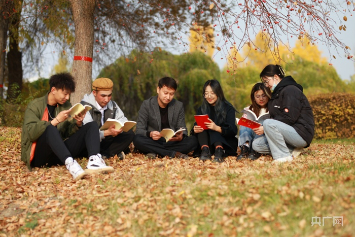 吐尔逊江·马义尔和学生一起学习民族团结的理论知识。央广网发