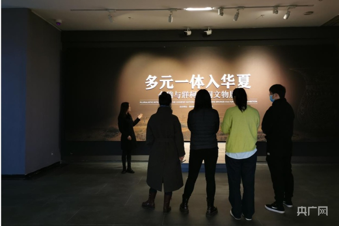 游客正在参观展览（央广网发 张翼晶 摄）