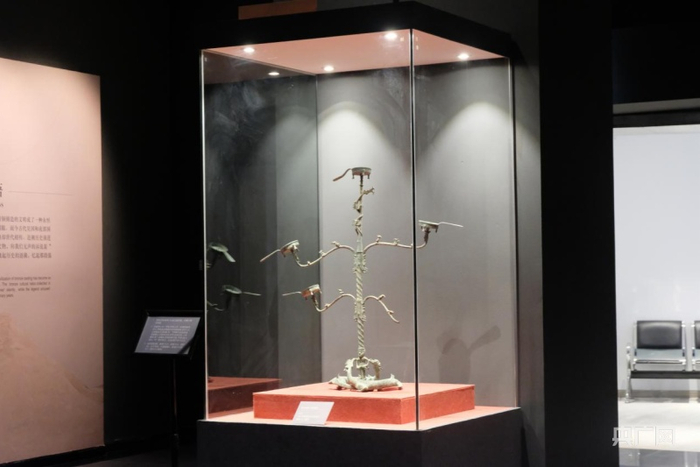 贵州出土“盘龙座跪人连枝铜灯”（央广网发 张翼晶 摄）