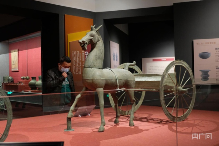 游客正在参观展览（央广网发 张翼晶 摄）