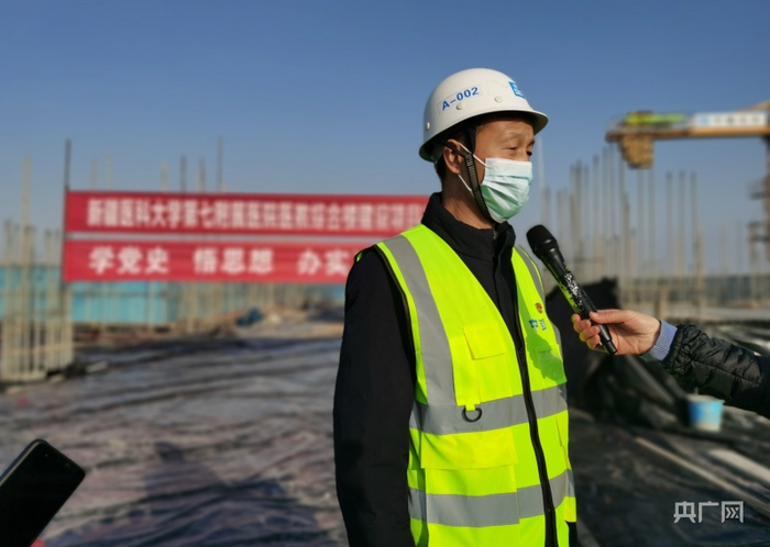 中建新疆建工医教综合楼项目经理智继阳介绍施工情况。央广网发