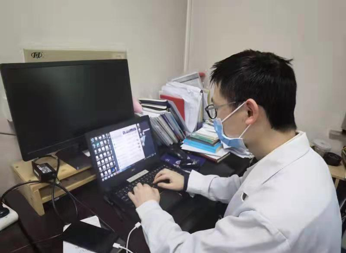 专业临床药师线上为市民解疑答惑（央广网发 新桥医院供图）