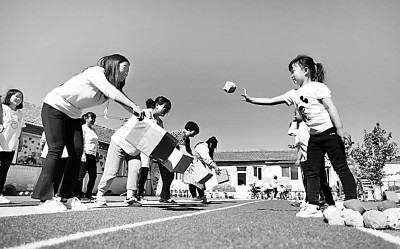 　　河北省遵化市苏家洼镇中心幼儿园，孩子和妈妈一起做游戏。刘满仓摄/光明图片