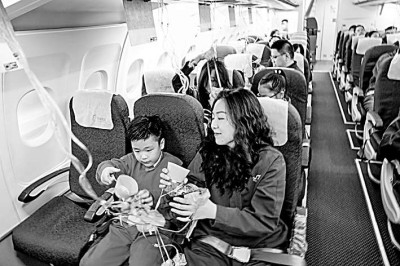 　　重庆，华夏航空科普营地的“飞行奇遇记”亲子体验课。新华社发