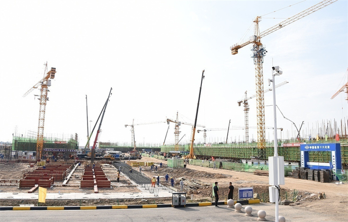 包头市土右旗特变电工绿色低碳循环经济产业示范项目一期10万吨高纯多晶硅项目建设现场。（安吉斯 摄）