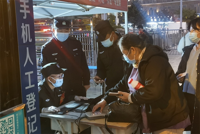 包头市昆都仑区公安分局干警日夜守护在火车站（范珂 摄）