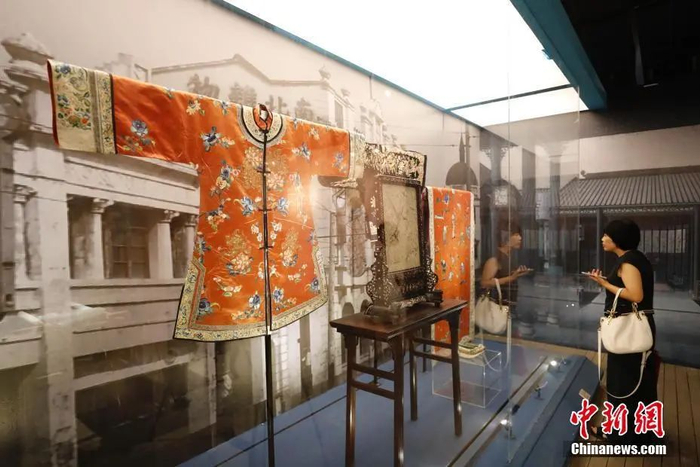 资料图：观众参观广绣展览。中新社记者 杜洋 摄