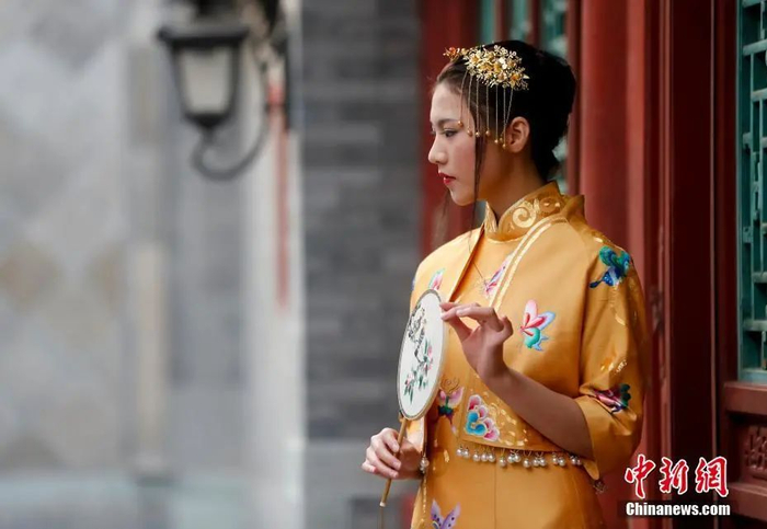 资料图：模特展示广绣服饰。中新社记者 杜洋 摄