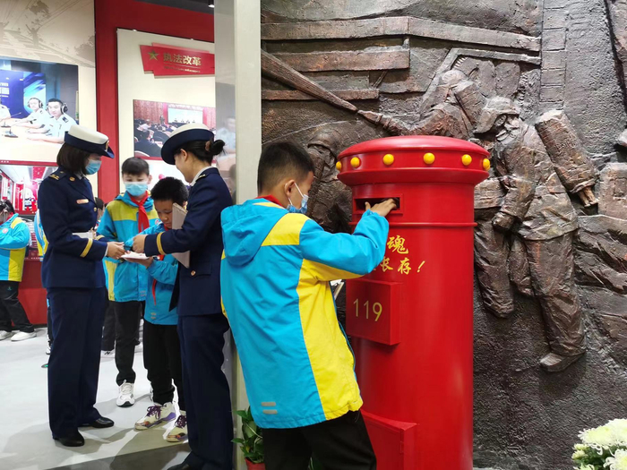 仪式结束后，现场人员集体参观“陕西消防英雄荣誉馆”（央广网发 西咸新区沣东新城消防救援大队 供图）