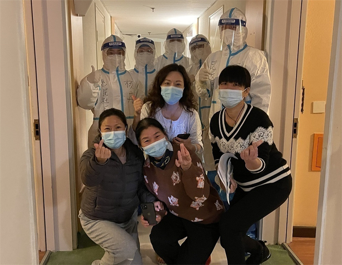 集中监测的游客返乡前与一直陪伴守护的工作人员合影（万瑞军 摄）