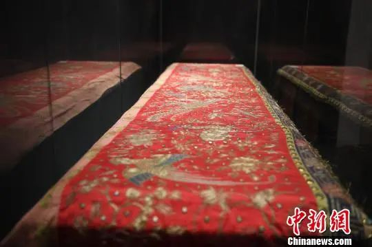 资料图：广绣暗八仙祥鸟兽纹喜帐。俞靖 摄