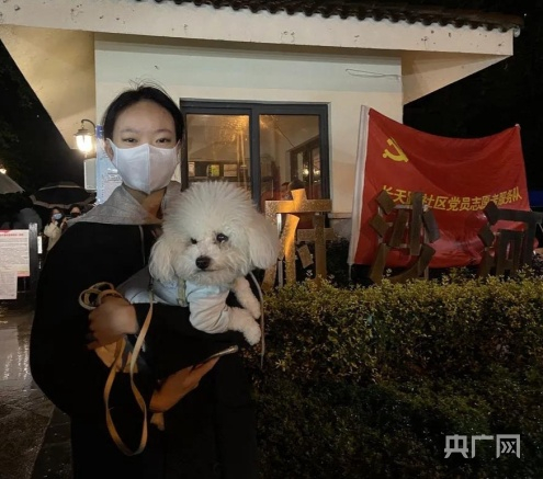 带着宠物出门的张女士成华区融媒体中心供图