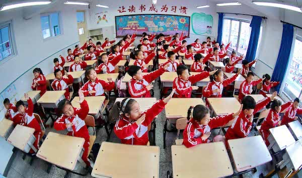 11月17日秦皇岛市海港区和安里小学学生表演“课桌舞”（央广网发 曹建雄 摄）
