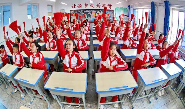 11月17日秦皇岛市海港区和安里小学学生表演“课桌舞”（央广网发 曹建雄 摄）