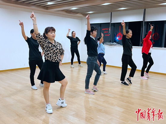 &nbsp;&nbsp;&nbsp;&nbsp;周日晚在悦辰的舞蹈室跳舞的女工。中青报·中青网记者&nbsp;王景烁/摄