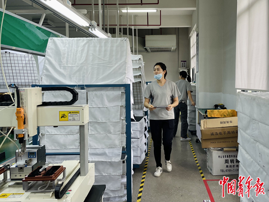 &nbsp;&nbsp;&nbsp;&nbsp;冯家淇在“妈妈岗”车间工作。中青报·中青网记者&nbsp;王景烁/摄