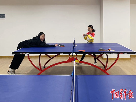&nbsp;&nbsp;&nbsp;&nbsp;放假的孩子在活动室打乒乓球，她们的妈妈是工友。中青报·中青网记者&nbsp;王景烁/摄
