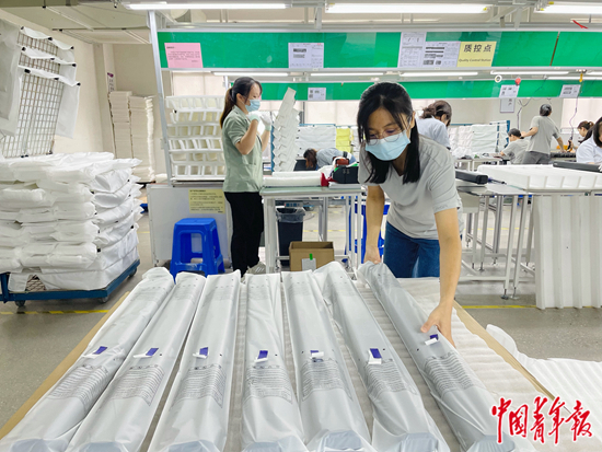 &nbsp;&nbsp;&nbsp;&nbsp;黄春花在“妈妈岗”车间工作。中青报·中青网记者&nbsp;王景烁/摄