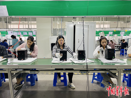 &nbsp;&nbsp;&nbsp;&nbsp;女工在悦辰“妈妈岗”车间工作。中青报·中青网记者&nbsp;王景烁/摄