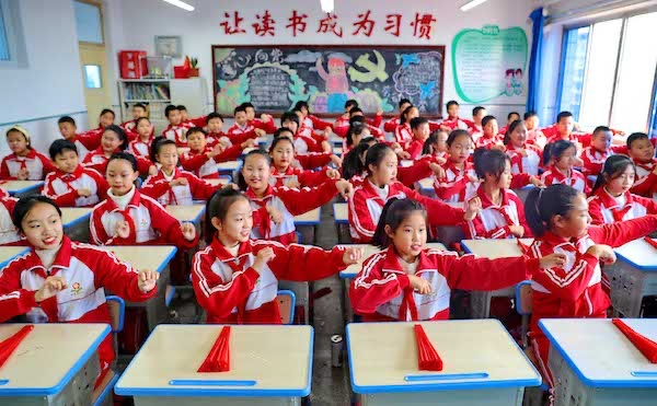 11月17日秦皇岛市海港区和安里小学学生表演“课桌舞”（央广网发 曹建雄 摄）
