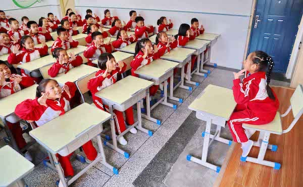 11月17日秦皇岛市海港区和安里小学学生表演“课桌舞”（央广网发 曹建雄 摄）