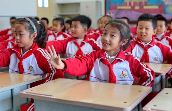 11月17日秦皇岛市海港区和安里小学学生表演“课桌舞”（央广网发 曹建雄 摄）