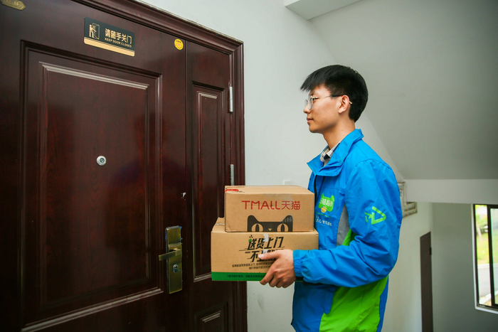 快递员正在进行上门配送。来源：菜鸟裹裹