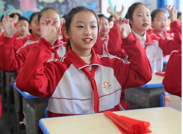 11月17日秦皇岛市海港区和安里小学学生表演“课桌舞”（央广网发 曹建雄 摄）