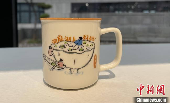 醴陵陶瓷与茶颜悦色联合推出的合作款。　傅聪 摄