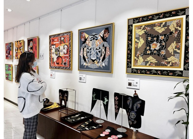 生肖文创丝巾展（央广网发 通讯员供图）