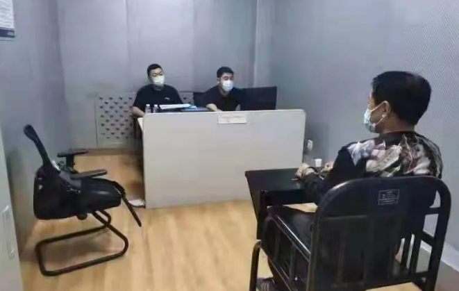 图为审讯现场。黑龙江省大庆市公安局供图