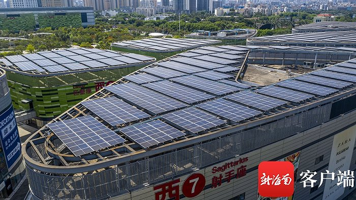 日月广场楼顶安装的光伏发电板。图片来源：南海网 刘洋/摄