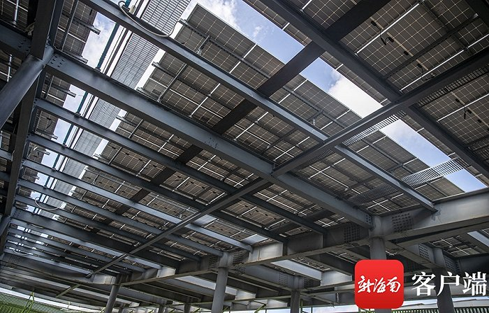 日月广场安装的光伏发电板。图片来源：南海网 刘洋/摄