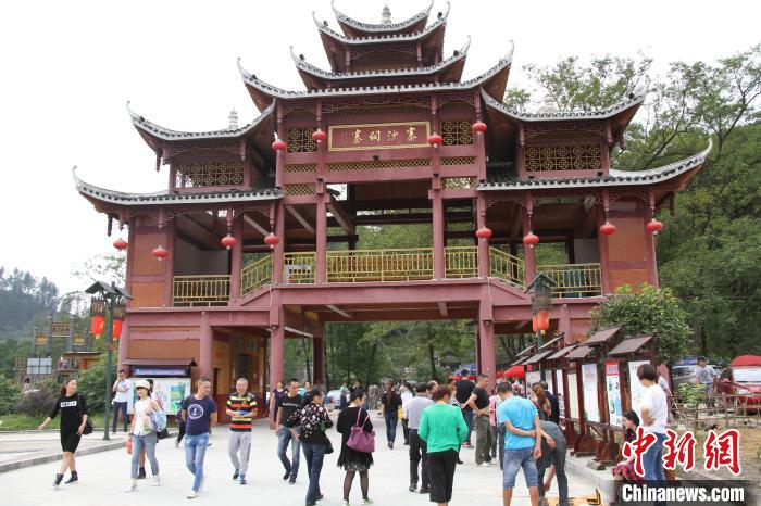 图为2021年国庆假期，游客在寨沙侗寨游玩。　李俊 摄