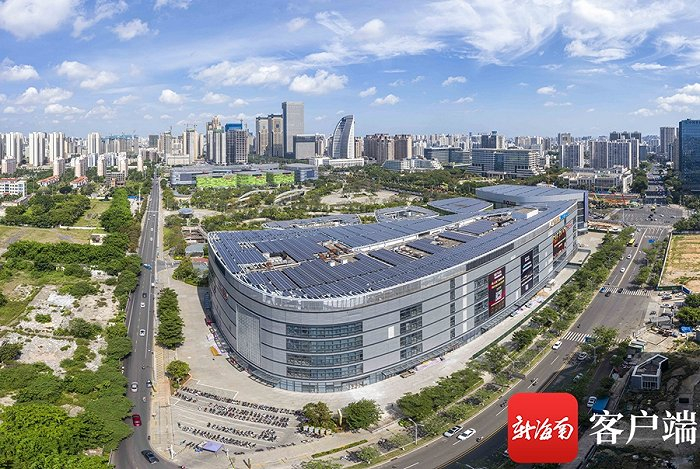 日月广场楼顶安装的一片片光伏发电板。图片来源：南海网 刘洋/摄