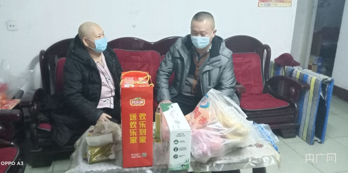 陶佰江看望患病职工家属 。 宋璇昳 摄 央广网发