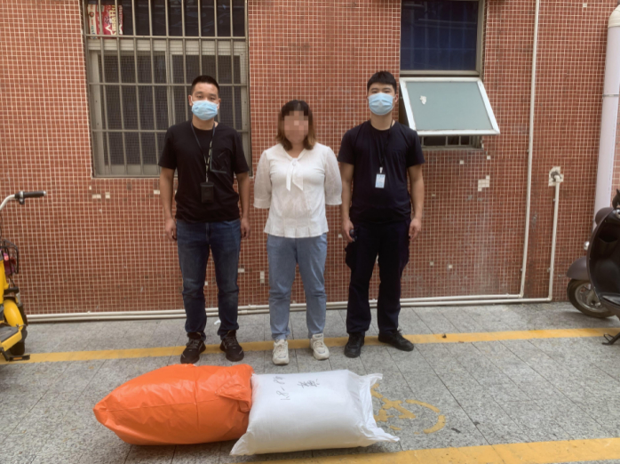 警方抓获偷盗他人快递的女子