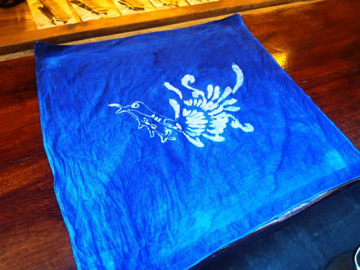 21世纪经济报道记者体验蜡染技艺制作的作品