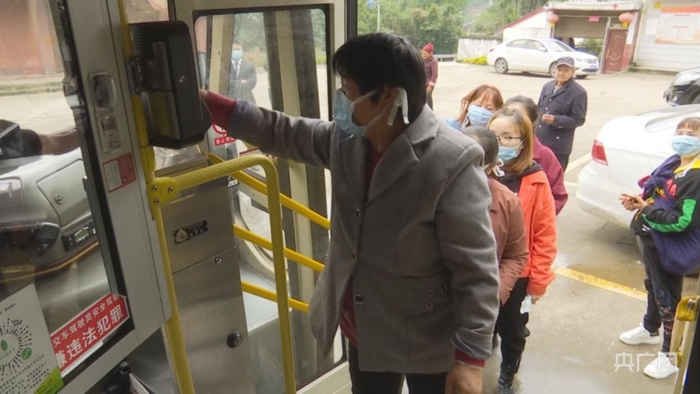 群众排队上公交车 石蔚然摄