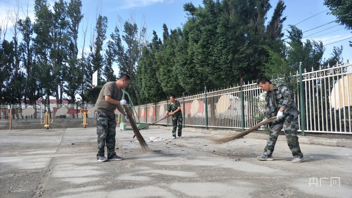 陶佰江与连队”两委“在打扫卫生。宋璇昳   摄 央广网发