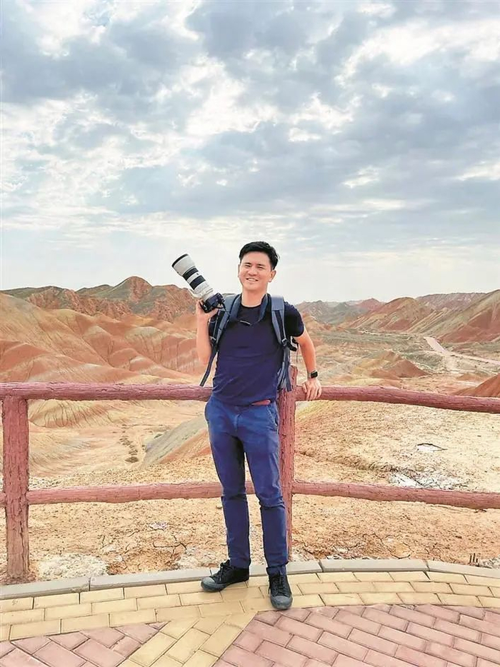▲悠亮在张掖七彩丹霞景区摄影